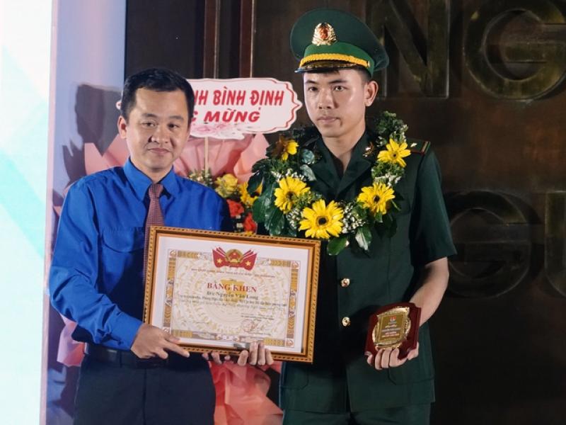 10 gương mặt trẻ tiêu biểu tỉnh Bình Định được trao giải thưởng Ngô Mây- Ảnh 4. 10 gương mặt trẻ tiêu biểu tỉnh Bình Định được trao giải thưởng Ngô Mây- Ảnh 4.