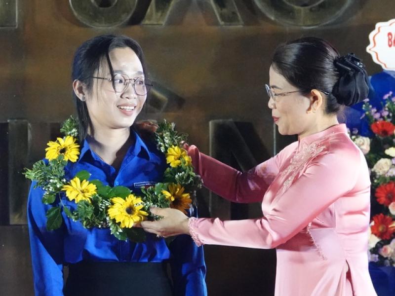 10 gương mặt trẻ tiêu biểu tỉnh Bình Định được trao giải thưởng Ngô Mây- Ảnh 3. 10 gương mặt trẻ tiêu biểu tỉnh Bình Định được trao giải thưởng Ngô Mây- Ảnh 3.