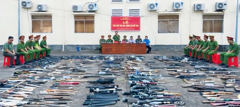 Bạc Liêu: Tiêu hủy hơn 1.300 vũ khí, công cụ hỗ trợ - Ảnh 1.