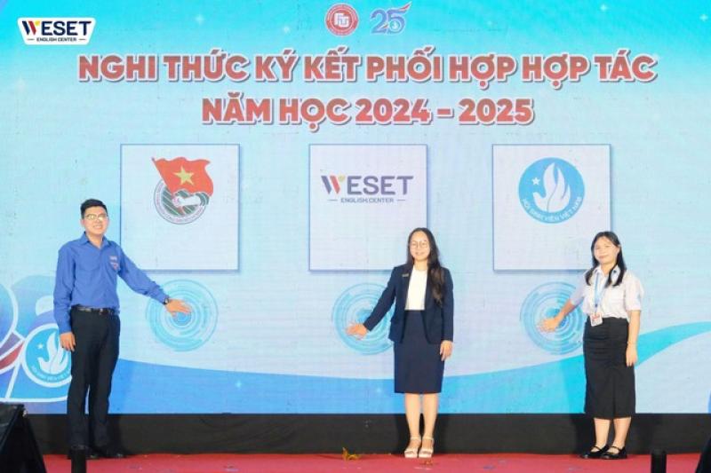 WESET cùng Đoàn trường FTU2 nâng tầm tiếng Anh, mở lối hội nhập cho sinh viên- Ảnh 1. WESET cùng Đoàn trường FTU2 trong nghi thức ký kết hợp tác năm học 2024-2025. (ẢNH: WESET ENGLISH CENTER)