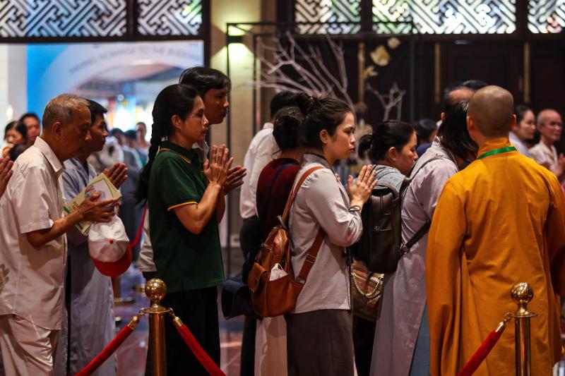 Ngày cuối chiêm bái xá lợi Phật ở chùa Thanh Tâm: 'Là hạnh phúc trong đời'- Ảnh 8. Ngày cuối chiêm bái xá lợi Phật ở chùa Thanh Tâm: 'Là hạnh phúc trong đời'- Ảnh 8.