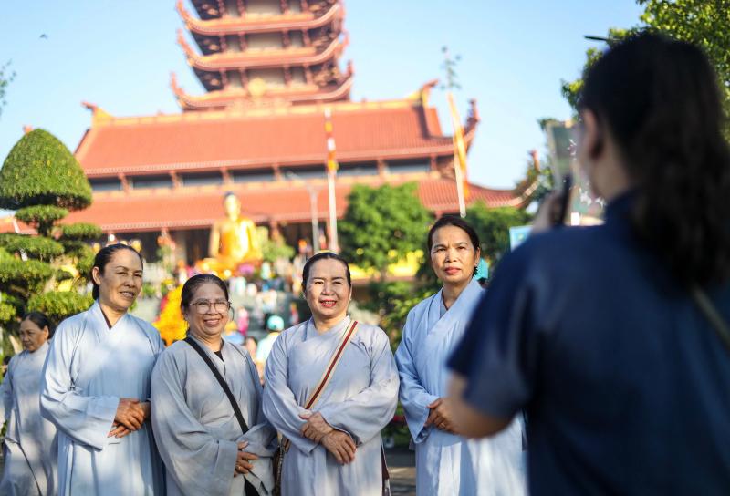 Ngày cuối chiêm bái xá lợi Phật ở chùa Thanh Tâm: 'Là hạnh phúc trong đời'- Ảnh 14. Ngày cuối chiêm bái xá lợi Phật ở chùa Thanh Tâm: 'Là hạnh phúc trong đời'- Ảnh 14.