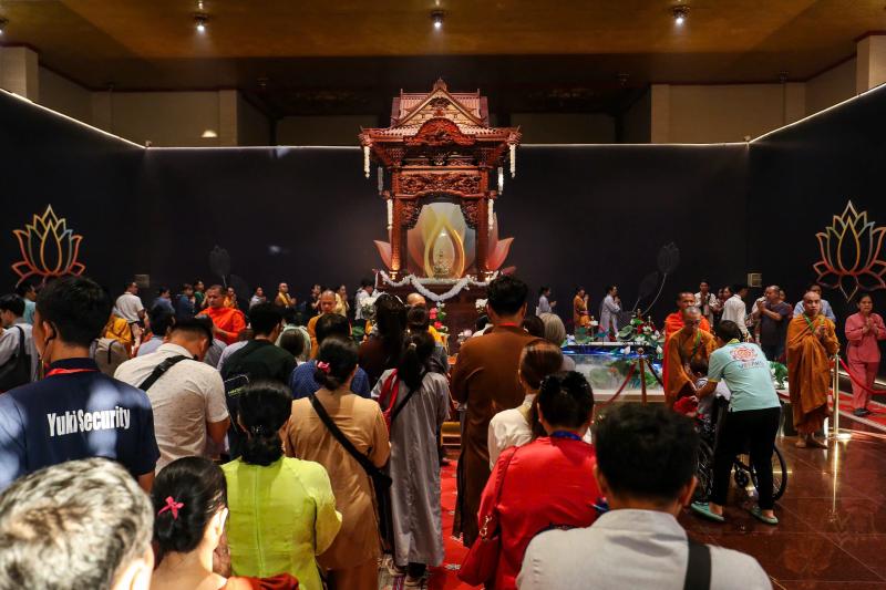 Ngày cuối chiêm bái xá lợi Phật ở chùa Thanh Tâm: 'Là hạnh phúc trong đời'- Ảnh 7. Ngày cuối chiêm bái xá lợi Phật ở chùa Thanh Tâm: 'Là hạnh phúc trong đời'- Ảnh 7.