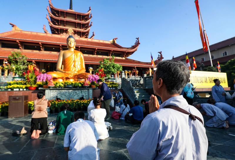 Ngày cuối chiêm bái xá lợi Phật ở chùa Thanh Tâm: 'Là hạnh phúc trong đời'- Ảnh 11. Ngày cuối chiêm bái xá lợi Phật ở chùa Thanh Tâm: 'Là hạnh phúc trong đời'- Ảnh 11.