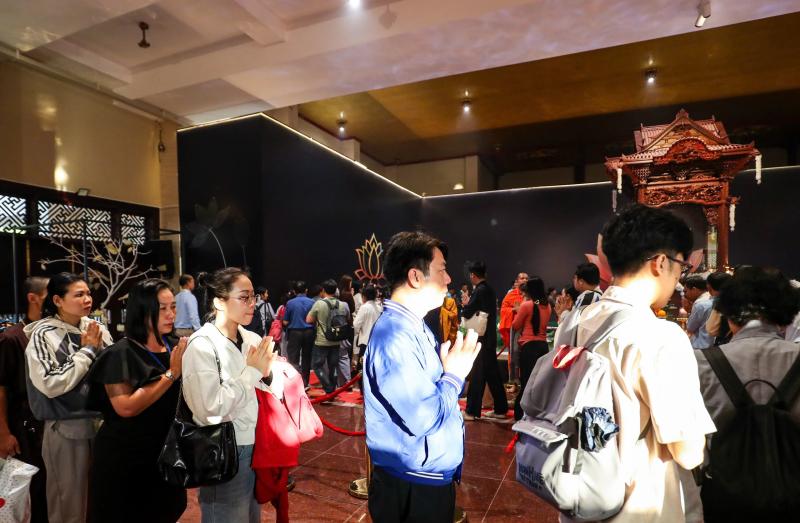 Ngày cuối chiêm bái xá lợi Phật ở chùa Thanh Tâm: 'Là hạnh phúc trong đời'- Ảnh 2. Ngày cuối chiêm bái xá lợi Phật ở chùa Thanh Tâm: 'Là hạnh phúc trong đời'- Ảnh 2.