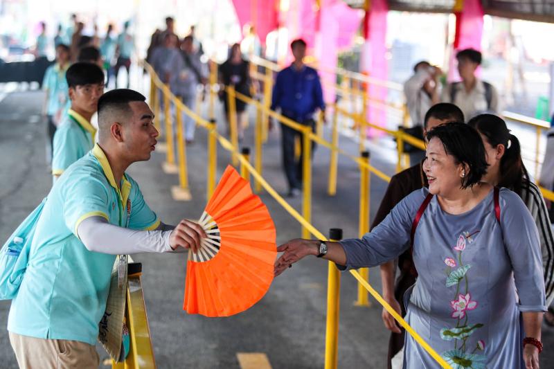 Ngày cuối chiêm bái xá lợi Phật ở chùa Thanh Tâm: 'Là hạnh phúc trong đời'- Ảnh 1. Ngày cuối chiêm bái xá lợi Phật ở chùa Thanh Tâm: 'Là hạnh phúc trong đời'- Ảnh 1.