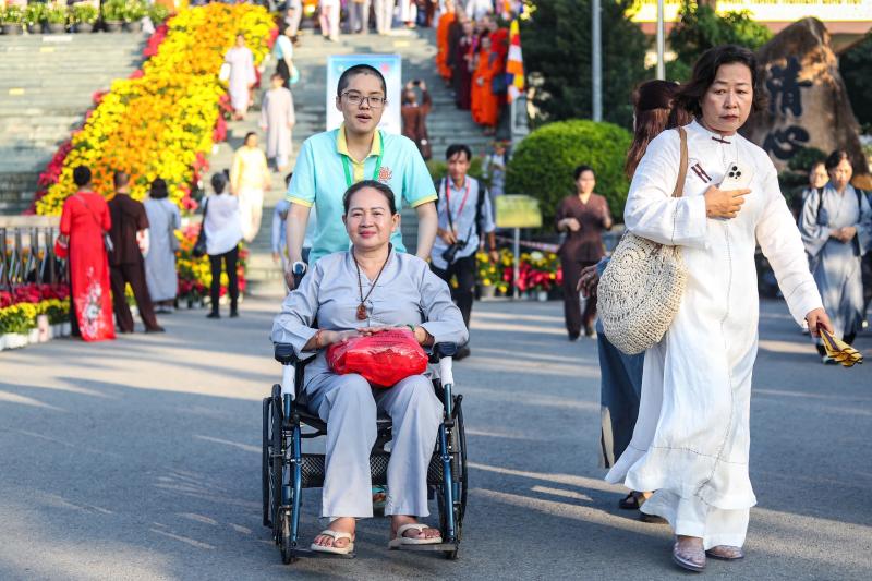 Ngày cuối chiêm bái xá lợi Phật ở chùa Thanh Tâm: 'Là hạnh phúc trong đời'- Ảnh 13. Ngày cuối chiêm bái xá lợi Phật ở chùa Thanh Tâm: 'Là hạnh phúc trong đời'- Ảnh 13.