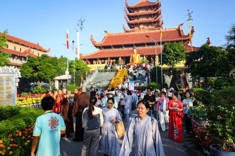 Ngày cuối chiêm bái xá lợi Phật ở chùa Thanh Tâm: 'Là hạnh phúc trong đời'- Ảnh 12. Ngày cuối chiêm bái xá lợi Phật ở chùa Thanh Tâm: 'Là hạnh phúc trong đời'- Ảnh 12.