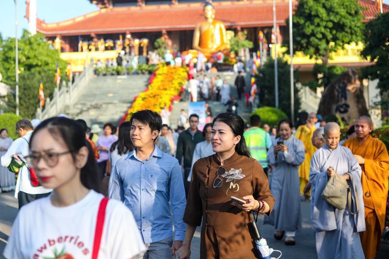 Ngày cuối chiêm bái xá lợi Phật ở chùa Thanh Tâm: 'Là hạnh phúc trong đời'- Ảnh 10. Ngày cuối chiêm bái xá lợi Phật ở chùa Thanh Tâm: 'Là hạnh phúc trong đời'- Ảnh 10.