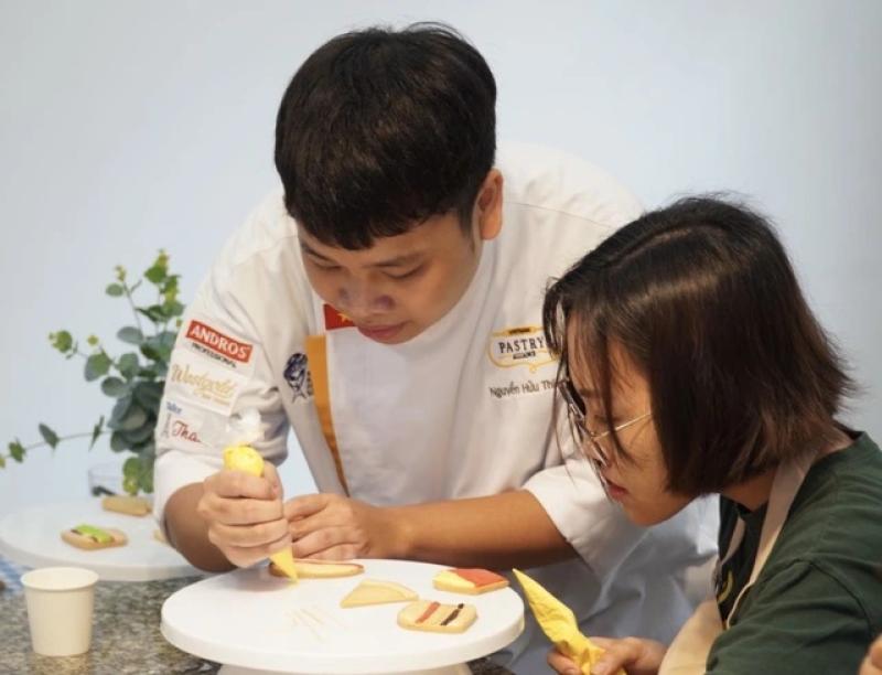 Chàng trai vẽ chân dung sống động trên bánh ngọt- Ảnh 5. Chàng trai vẽ chân dung sống động trên bánh ngọt- Ảnh 5.