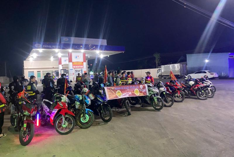 Về quê ăn tết bằng xe máy ấm áp bởi những hội nhóm đồng hương giúp nhau- Ảnh 1. Về quê ăn tết bằng xe máy ấm áp bởi những hội nhóm đồng hương giúp nhau- Ảnh 1.