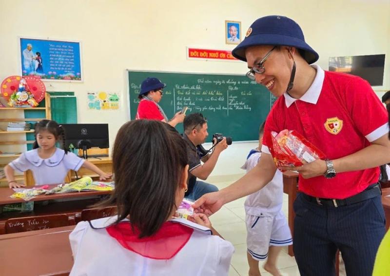 60 kiều bào đến với Trường Sa, Nhà giàn DK1 trên 'Chuyến tàu Đại đoàn kết'- Ảnh 18. 60 kiều bào đến với Trường Sa, Nhà giàn DK1 trên 'Chuyến tàu Đại đoàn kết'- Ảnh 18.