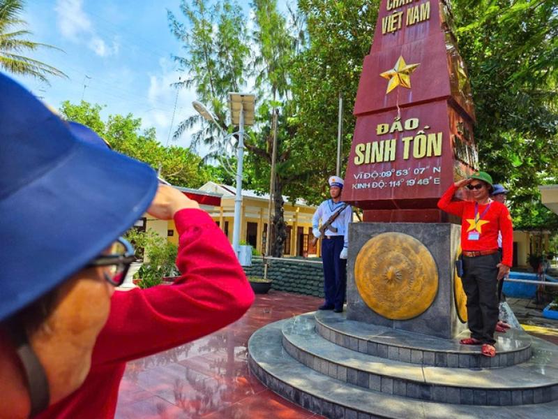 60 kiều bào đến với Trường Sa, Nhà giàn DK1 trên 'Chuyến tàu Đại đoàn kết'- Ảnh 15. 60 kiều bào đến với Trường Sa, Nhà giàn DK1 trên 'Chuyến tàu Đại đoàn kết'- Ảnh 15.
