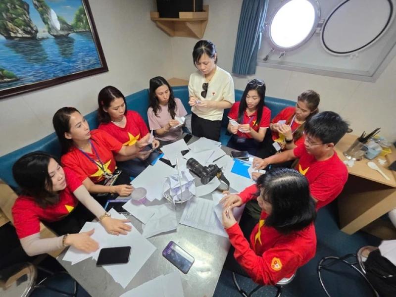 60 kiều bào đến với Trường Sa, Nhà giàn DK1 trên 'Chuyến tàu Đại đoàn kết'- Ảnh 4. 60 kiều bào đến với Trường Sa, Nhà giàn DK1 trên 'Chuyến tàu Đại đoàn kết'- Ảnh 4.