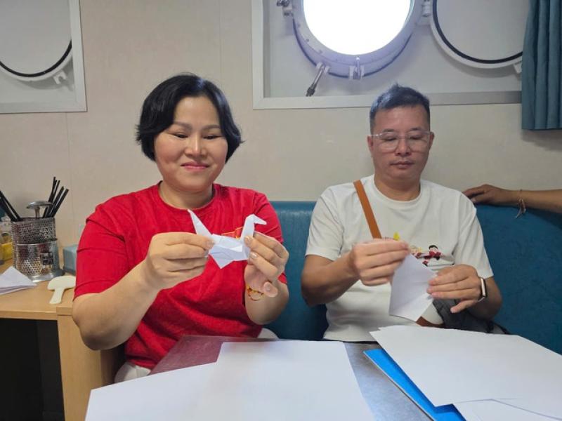60 kiều bào đến với Trường Sa, Nhà giàn DK1 trên 'Chuyến tàu Đại đoàn kết'- Ảnh 5. 60 kiều bào đến với Trường Sa, Nhà giàn DK1 trên 'Chuyến tàu Đại đoàn kết'- Ảnh 5.