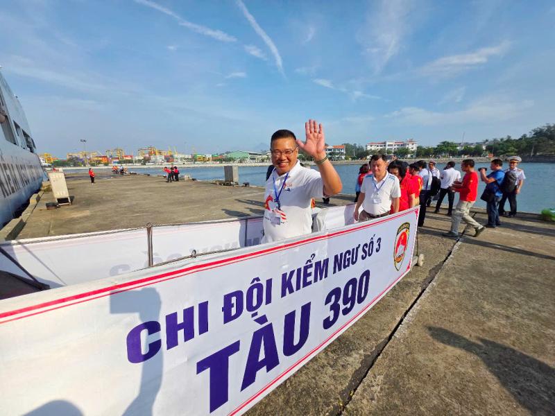 60 kiều bào đến với Trường Sa, Nhà giàn DK1 trên 'Chuyến tàu Đại đoàn kết'- Ảnh 2. 60 kiều bào đến với Trường Sa, Nhà giàn DK1 trên 'Chuyến tàu Đại đoàn kết'- Ảnh 2.