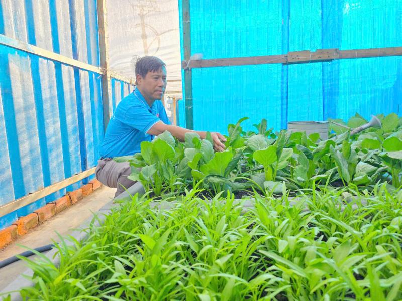 60 kiều bào đến với Trường Sa, Nhà giàn DK1 trên 'Chuyến tàu Đại đoàn kết'- Ảnh 9. 60 kiều bào đến với Trường Sa, Nhà giàn DK1 trên 'Chuyến tàu Đại đoàn kết'- Ảnh 9.