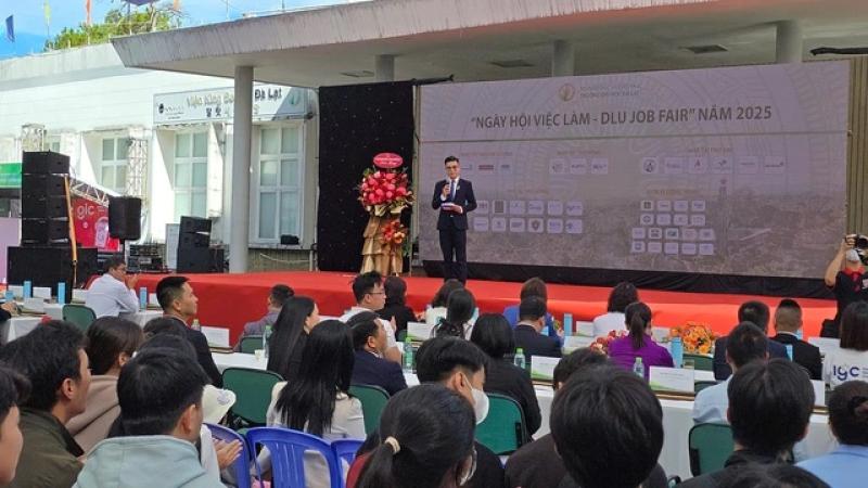 Hàng ngàn sinh viên đến với ngày hội việc làm – DLU Job Fair 2025 - Ảnh 1. Hàng ngàn sinh viên đến với ngày hội việc làm – DLU Job Fair 2025 - Ảnh 1.