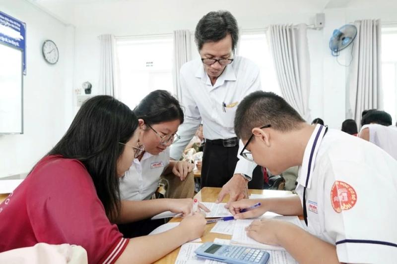 Luật Nhà giáo không chỉ ghi nhận về thu nhập mà còn là trách nhiệm - Ảnh 2.