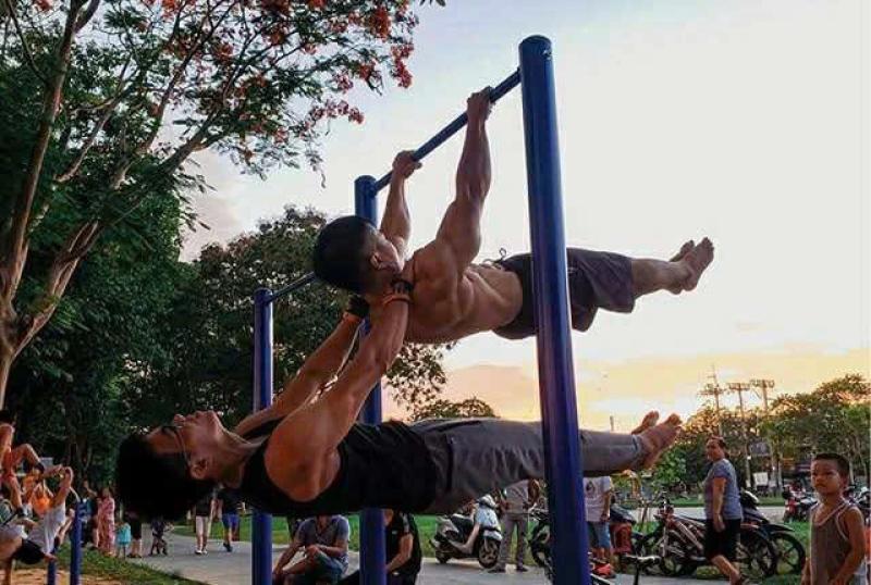 Công viên biến thành 'phòng gym' của những chàng trai 6 múi - Ảnh 2.