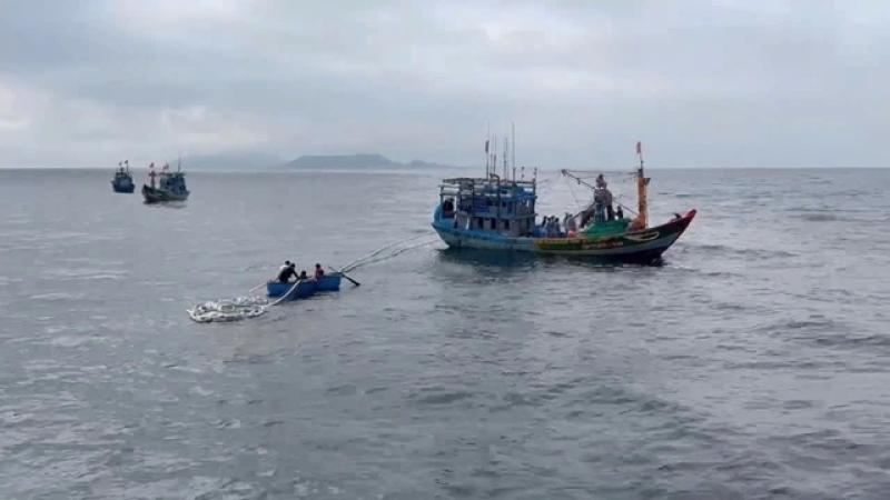 Tàu cá bị chìm ngoài khơi Lý Sơn, 11 ngư dân may mắn được cứu sống - Ảnh 1.
