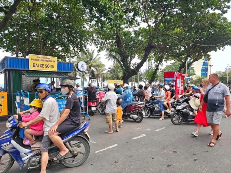 Bãi giữ xe Nha Trang quá tải, người dân chen chúc chờ tắm biển- Ảnh 1. Bãi giữ xe Nha Trang quá tải, người dân chen chúc chờ tắm biển- Ảnh 1.