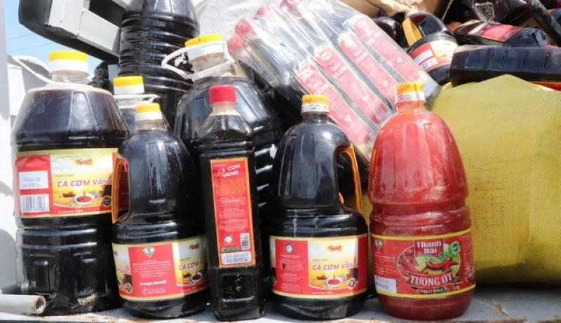 Công an vào cuộc điều tra vụ gần 1.000 chai nước mắm vứt đống ở bụi rậm- Ảnh 2.