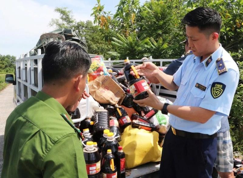Công an vào cuộc điều tra vụ gần 1.000 chai nước mắm vứt đống ở bụi rậm- Ảnh 1.