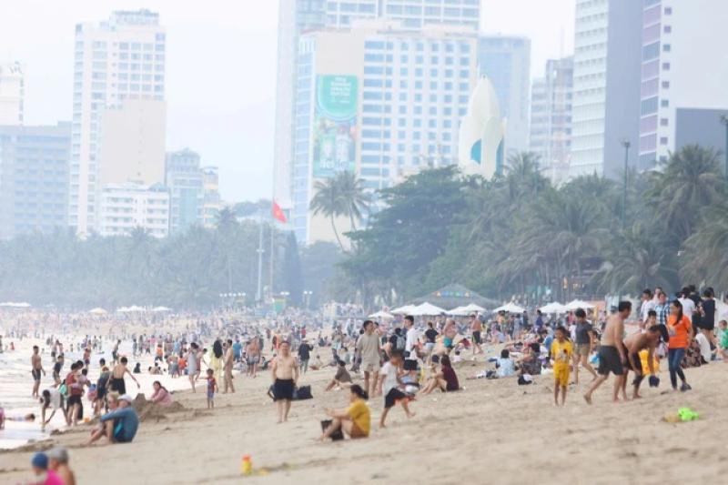 Bãi giữ xe Nha Trang quá tải, người dân chen chúc chờ tắm biển- Ảnh 3. Bãi giữ xe Nha Trang quá tải, người dân chen chúc chờ tắm biển- Ảnh 3.