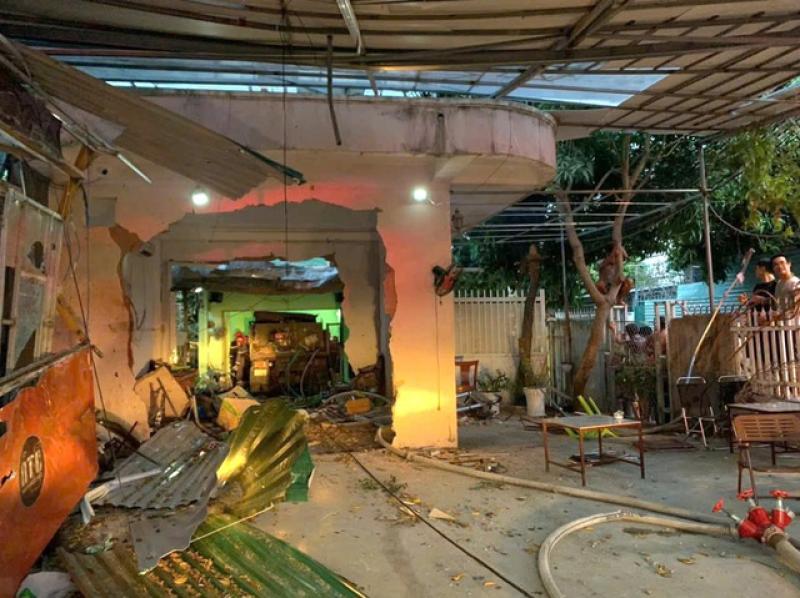 Khánh hòa xe tải mất lái tông sập nhà dân khiến 2 người bị thương nặng - Ảnh 1.