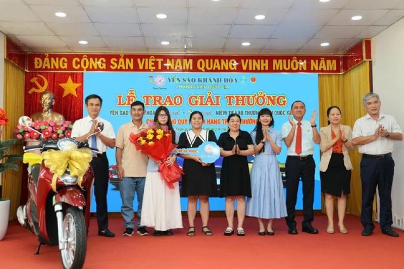 Khách hàng Nha Trang trúng xe máy trong chương trình tri ân của Yến sào Khánh Hòa- Ảnh 1.