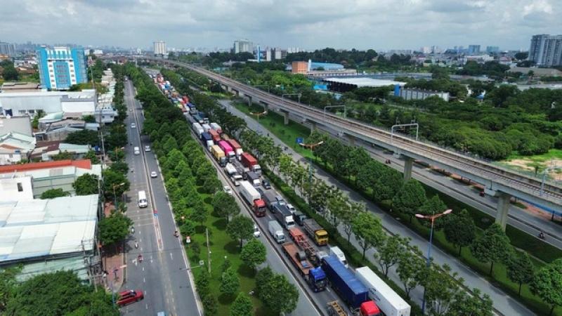 Ùn ứ tại cửa ngõ TP.HCM, dòng phương tiện 'chôn chân' nhiều giờ- Ảnh 2.