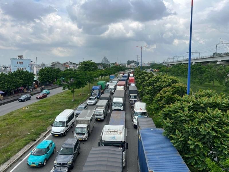 Ùn ứ tại cửa ngõ TP.HCM, dòng phương tiện 'chôn chân' nhiều giờ- Ảnh 1.