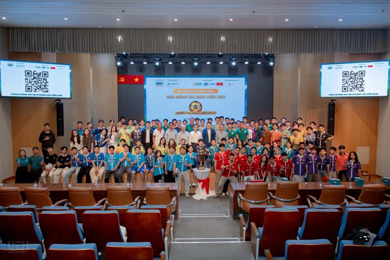 Công Phượng truyền lửa tại giải bóng đá sinh viên ĐH Kinh tế TP.HCM- Ảnh 2. Công Phượng truyền lửa tại giải bóng đá sinh viên ĐH Kinh tế TP.HCM- Ảnh 2.