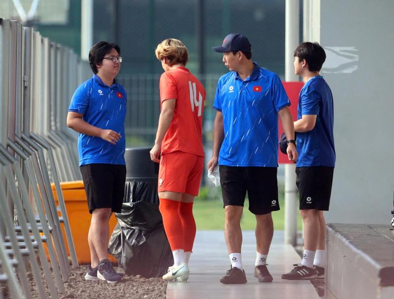 Nóng: U.23 Việt Nam bị ‘đột nhập’ buổi tập kín, ông Kim mời ra ngoài người lạ trên nóc nhà- Ảnh 4. Nóng: U.23 Việt Nam bị ‘đột nhập’ buổi tập kín, ông Kim mời ra ngoài người lạ trên nóc nhà- Ảnh 4.