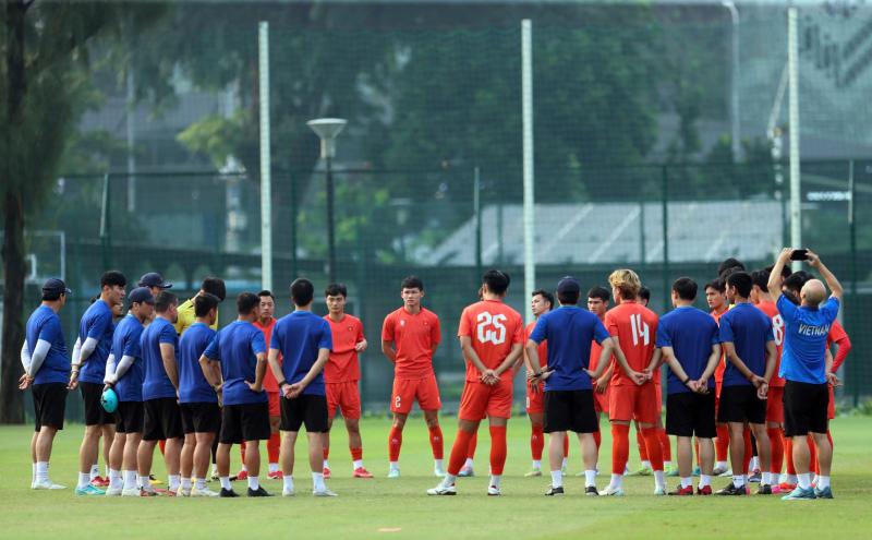 Nóng: U.23 Việt Nam bị ‘đột nhập’ buổi tập kín, ông Kim mời ra ngoài người lạ trên nóc nhà- Ảnh 5. Nóng: U.23 Việt Nam bị ‘đột nhập’ buổi tập kín, ông Kim mời ra ngoài người lạ trên nóc nhà- Ảnh 5.