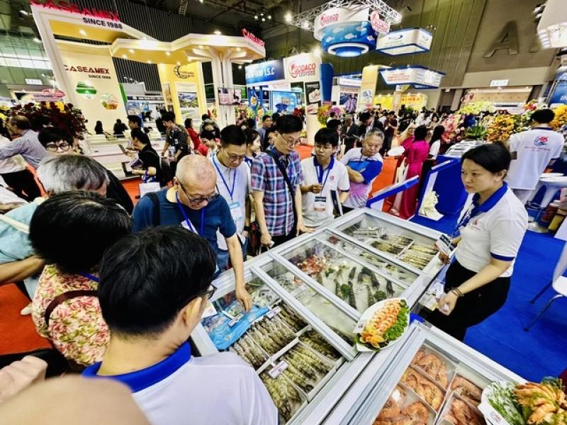 Tăng trưởng 'thần tốc', người Trung Quốc ăn tôm cá số 1 Việt Nam - Ảnh 1.