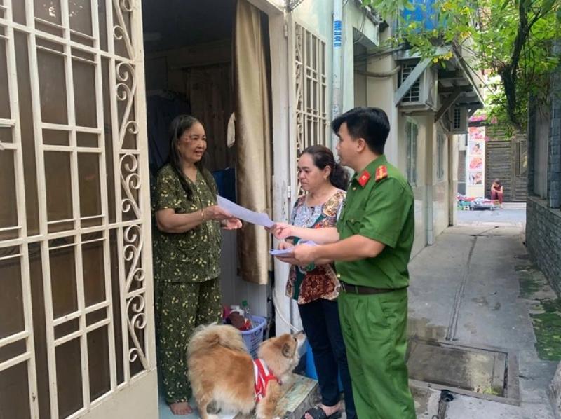Công an TP.HCM 'gõ cửa từng nhà' tháo lồng sắt và trấn áp tội phạm- Ảnh 8. Công an TP.HCM 'gõ cửa từng nhà' tháo lồng sắt và trấn áp tội phạm- Ảnh 8.