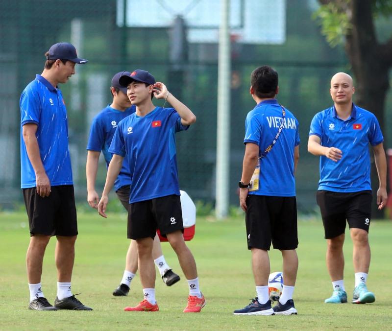 Nóng: U.23 Việt Nam bị ‘đột nhập’ buổi tập kín, ông Kim mời ra ngoài người lạ trên nóc nhà- Ảnh 8. Nóng: U.23 Việt Nam bị ‘đột nhập’ buổi tập kín, ông Kim mời ra ngoài người lạ trên nóc nhà- Ảnh 8.