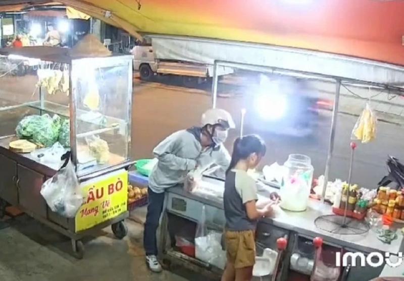 Bắt khẩn cấp kẻ giả vờ mua hàng, cướp giật tiền của bé gái 11 tuổi - Ảnh 2.