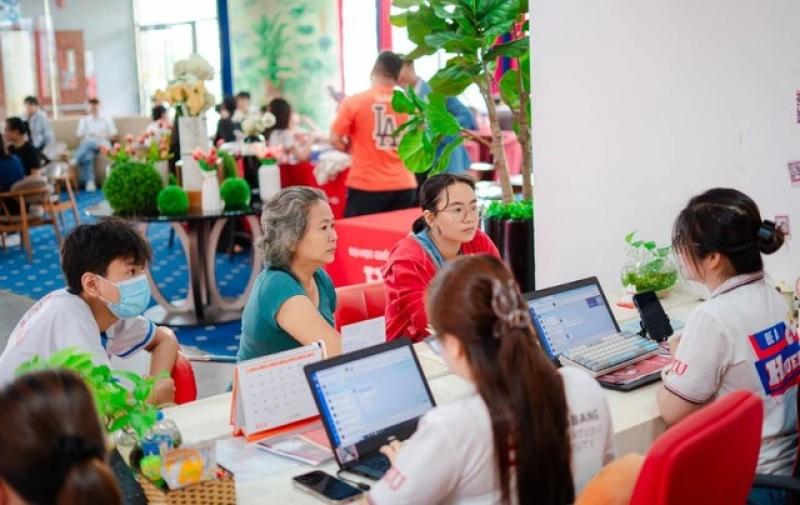 HIU công bố ngưỡng bảo đảm chất lượng đầu vào nhóm ngành sức khỏe 2025 - Ảnh 1.