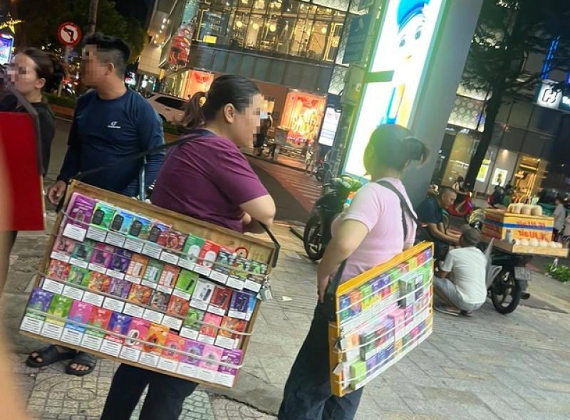 Thâm nhập ổ bán chất gây nghiện: 'Quầy' thuốc lá điện tử di động - Ảnh 1.