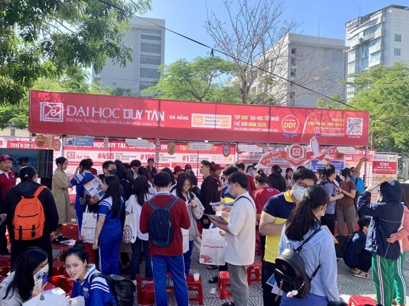 Đại học Duy Tân công bố điểm xét tuyển: Khối ngành sức khỏe tiếp tục dẫn đầu- Ảnh 2. Đại học Duy Tân công bố điểm xét tuyển: Khối ngành sức khỏe tiếp tục dẫn đầu- Ảnh 2.