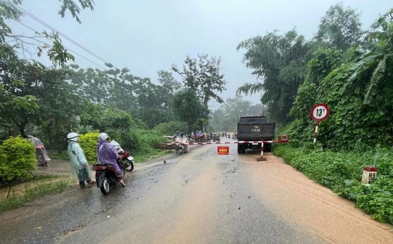 Mưa lớn gây chia cắt nhiều tuyến đường vùng biên giới Quảng Trị - Ảnh 2. Mưa lớn gây chia cắt nhiều tuyến đường vùng biên giới Quảng Trị - Ảnh 2.