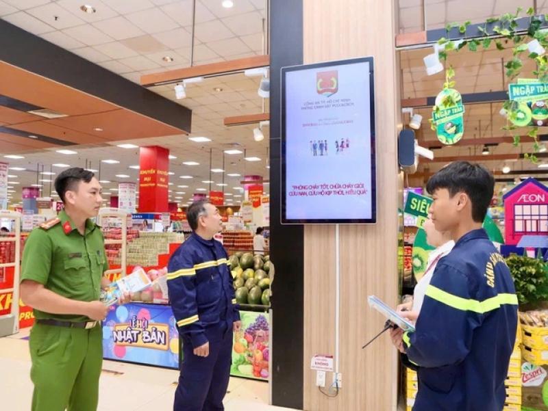 TP.HCM đẩy mạnh tuyên truyền PCCC: Không để còn 'điểm mù' về an toàn cháy nổ - Ảnh 1.