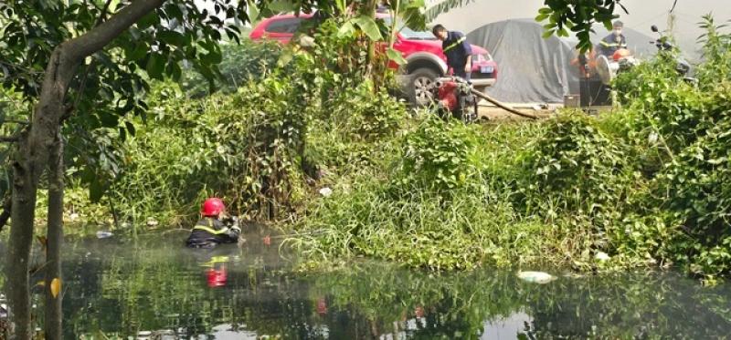 Lính cứu hỏa Công an TP.HCM ngâm mình dưới kênh bơm nước chữa cháy bãi ve chai- Ảnh 3. Lính cứu hỏa Công an TP.HCM ngâm mình dưới kênh bơm nước chữa cháy bãi ve chai- Ảnh 3.