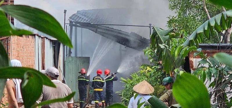 Lính cứu hỏa Công an TP.HCM ngâm mình dưới kênh bơm nước chữa cháy bãi ve chai- Ảnh 4. Lính cứu hỏa Công an TP.HCM ngâm mình dưới kênh bơm nước chữa cháy bãi ve chai- Ảnh 4.