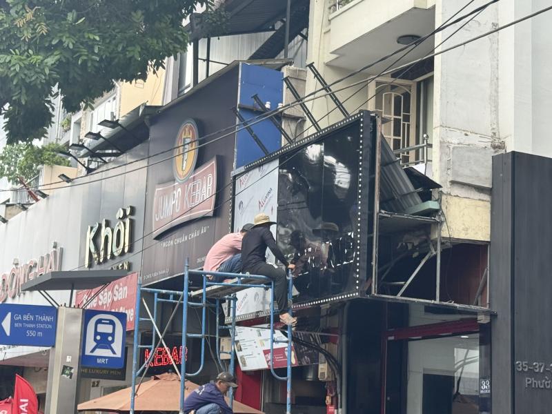 Những hàng quán, dịch vụ đầu tiên gắn biển hiệu cập nhật tên phường mới ở TP.HCM - Ảnh 2.