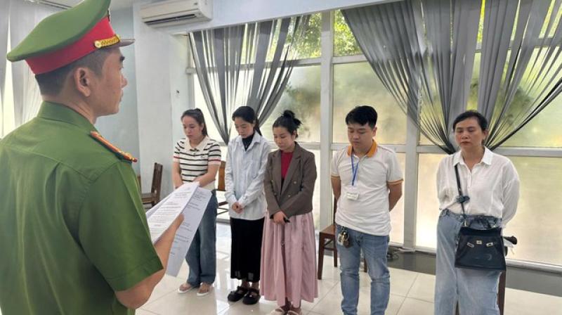 Bác sĩ dỏm chưa học hết THPT, hành hạ bệnh nhân để moi tiền- Ảnh 1. Bác sĩ dỏm chưa học hết THPT, hành hạ bệnh nhân để moi tiền- Ảnh 1.