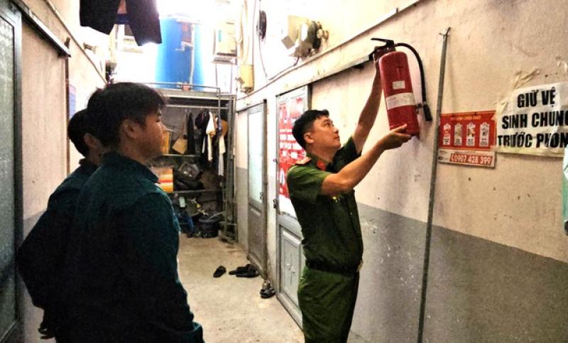 Người dân háo hức được tuyên truyền kiến thức về phòng cháy, chữa cháy - Ảnh 2.